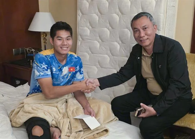 Bàn chơi casino trực tuyến AW8 Link với các quân bài và chip, minh họa luật chơi.